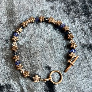 🎉Beautiful handcrafted toggle flower bracelet with blue and clear beads